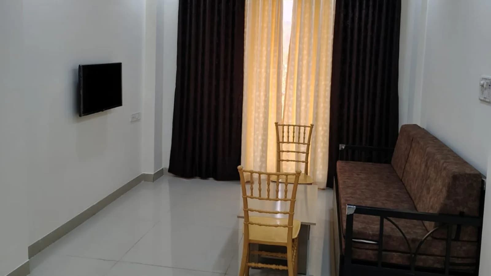 Family suite living area with table and chairs